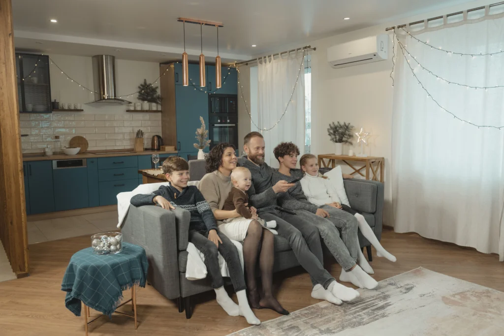 Famille heureuse profitant de moments de qualité ensemble sur un canapé confortable.