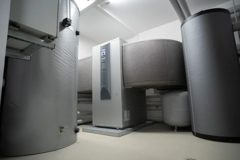 Système de pompe à chaleur efficace et innovant dans un cadre intérieur pour des solutions de chauffage avancées.